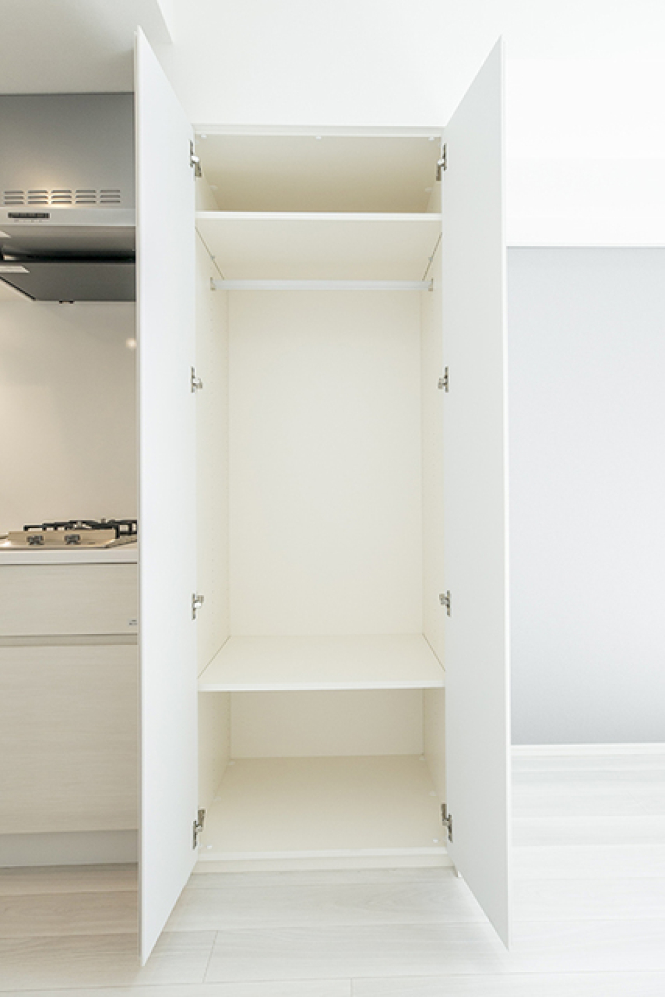 収納を開けた時の様子。※写真は同タイプ住戸です。