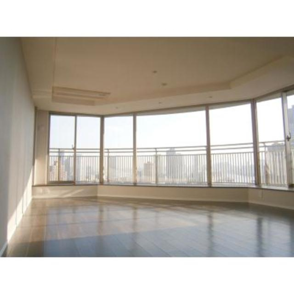 大きな窓がある２２．７帖のリビングダイニング。※写真は同タイプ住戸です。