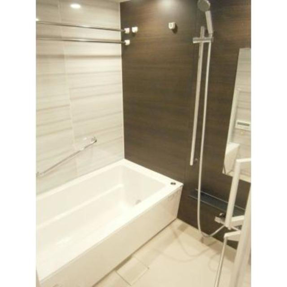 ブラウンのパネルで落ち着いた雰囲気の浴室。※写真は同タイプ住戸です。