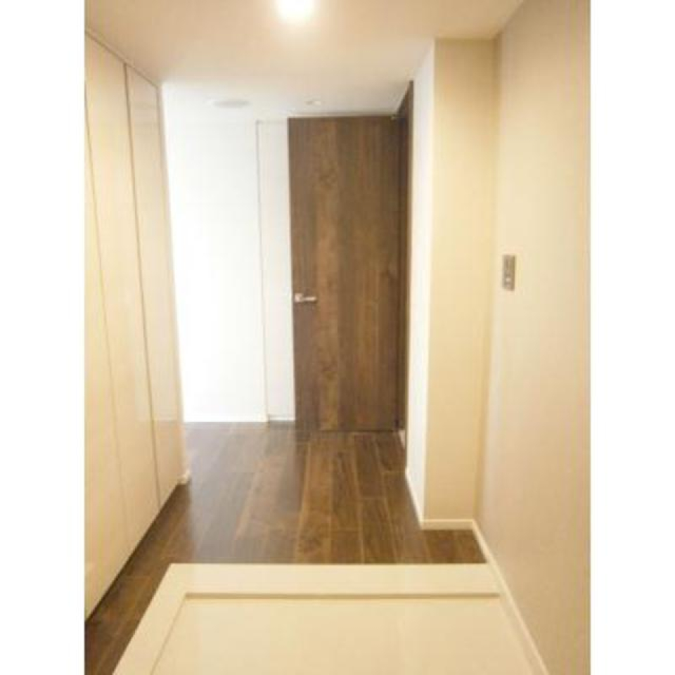 玄関の左手にはシューズボックスがあります。※写真は同タイプ住戸です。