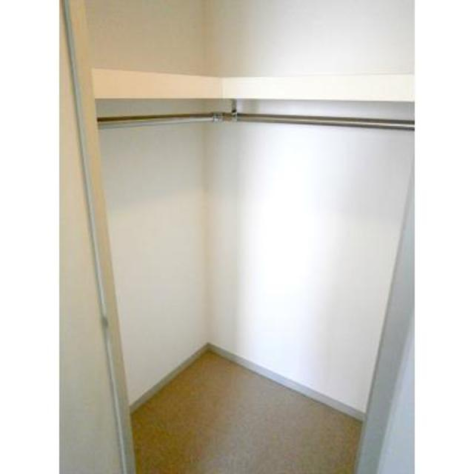 洋室にはウォークインクローゼットが付いています。※写真は同タイプ住戸です。