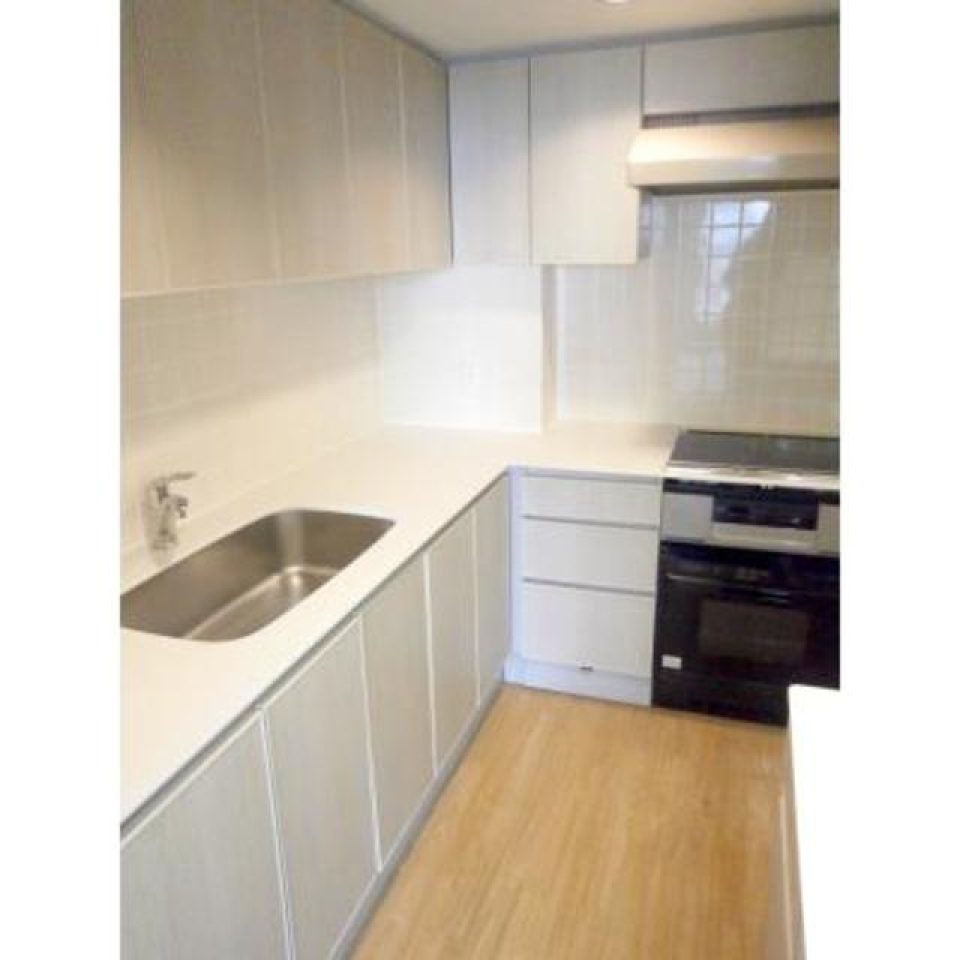 ３口のガスコンロが設置されています。※写真は同タイプ住戸です。