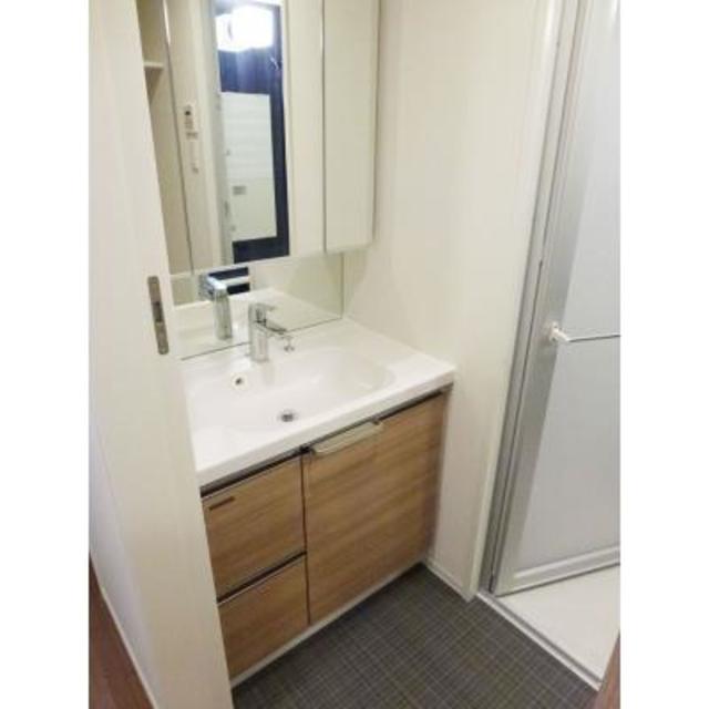 こちらも木目のパネルが設置された洗面台です。※写真は同タイプ住戸です。