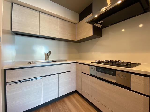 ３口のガスコンロが導入されているL字型のキッチンです。※写真は同タイプ住戸です。