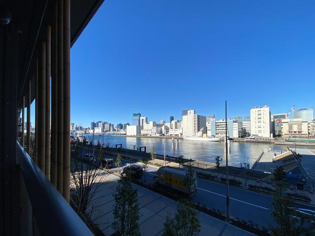 １４階の建物の３階に位置しています。