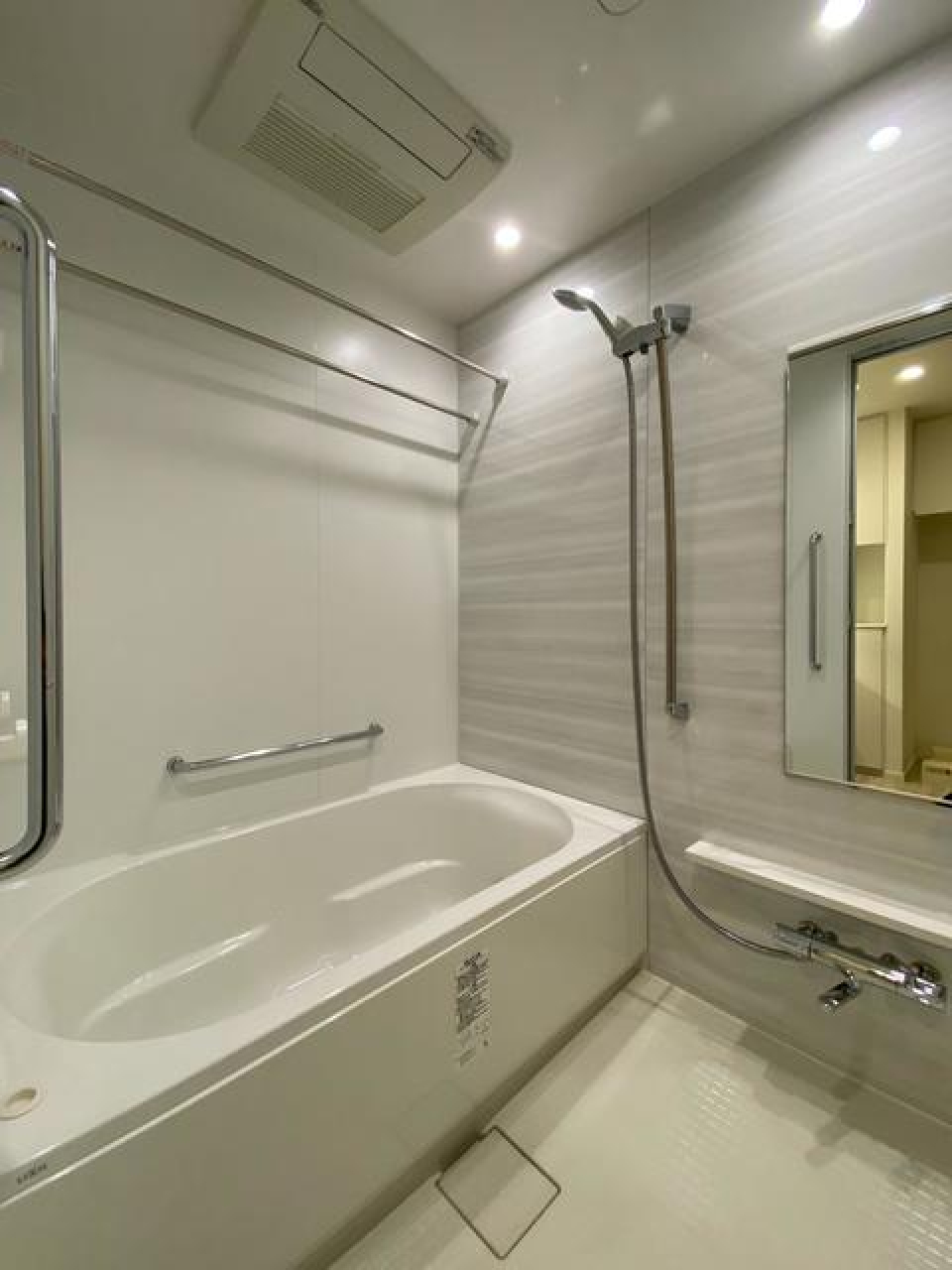 白いアッシュのパネルが設置されています。※写真は同タイプ住戸です。