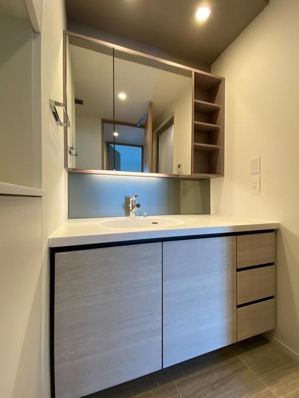 ゆとりのある収納の付いた洗面台です。※写真は同タイプ住戸です。