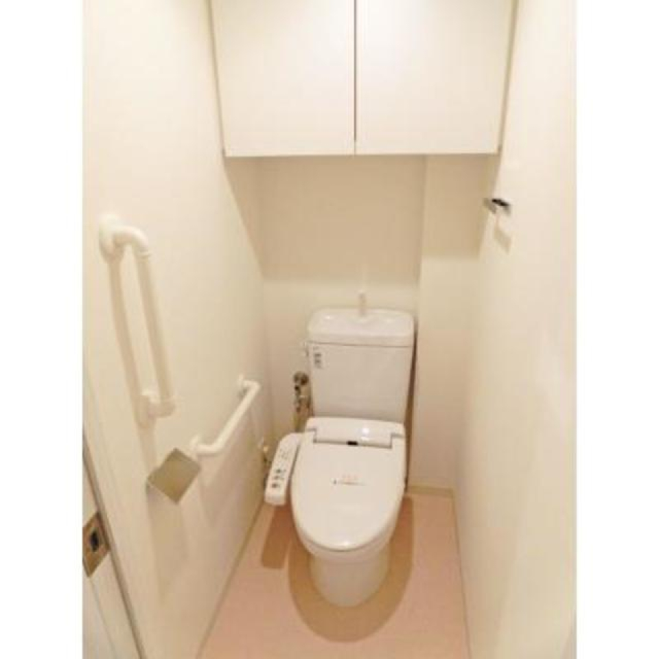 トイレです。頭上に収納棚が付いています。
※写真は同タイプ住戸です。