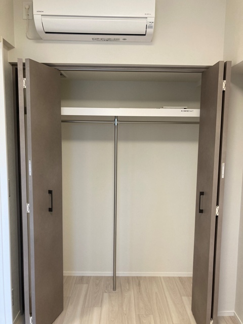 幅があるクローゼットで、たくさん収納できそうです。※写真は同タイプ住戸です。