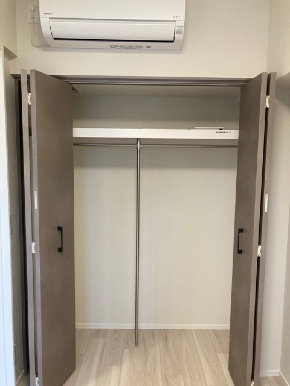 幅があるクローゼットで、たくさん収納できそうです。※写真は同タイプ住戸です。