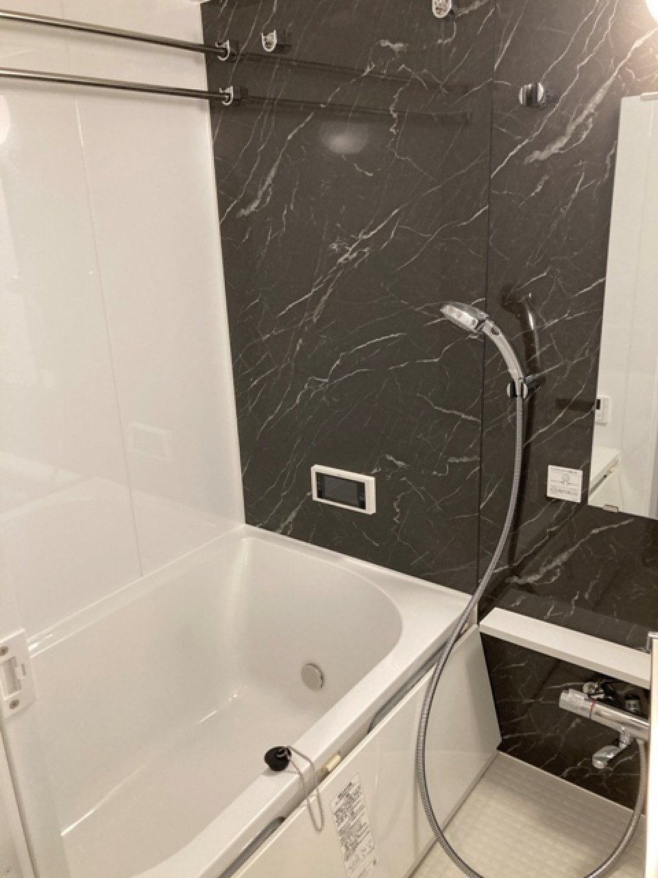 ダークトーンのパネルが採用された、落ち着いた雰囲気の浴室です。※写真は同タイプ住戸です。