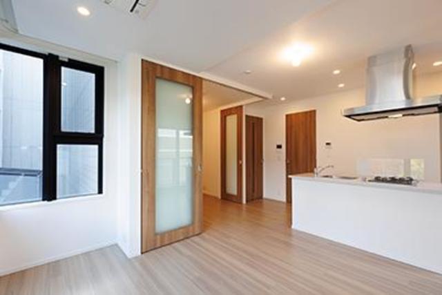 対面式キッチンでリビングとバルコニーを眺めることが出来ます。※写真は同タイプ住戸です。