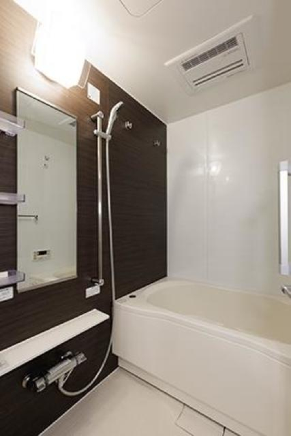 落ち着いたカラーのタイルが設置された浴室です。※写真は同タイプ住戸です。