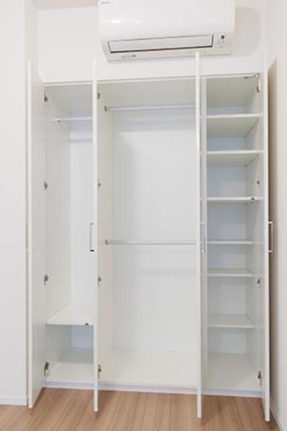 収納を開けた時の様子。※写真は同タイプ住戸です。