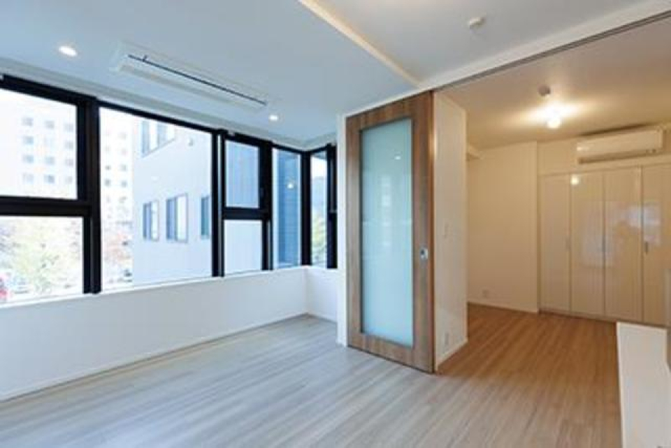 リビングの隣には４．５帖の洋室が広がります。※写真は同タイプ住戸です。