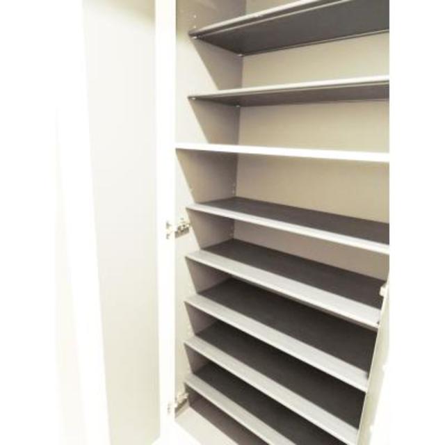 シューズボックスを開けた時の様子。※写真は同タイプ住戸です。