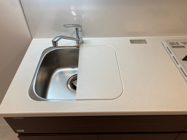 トレー付きなので、調理スペースが広がって◎
※写真は同タイプ住戸です。