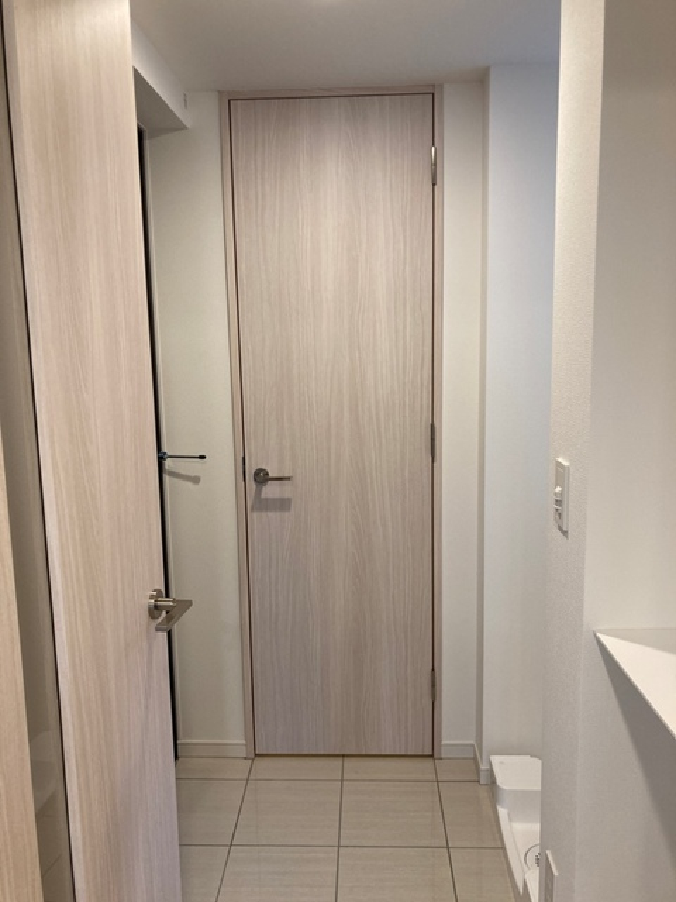 玄関です。明るい色合いなので、帰宅後すぐにほっこりできますね。
※写真は同タイプ住戸です。