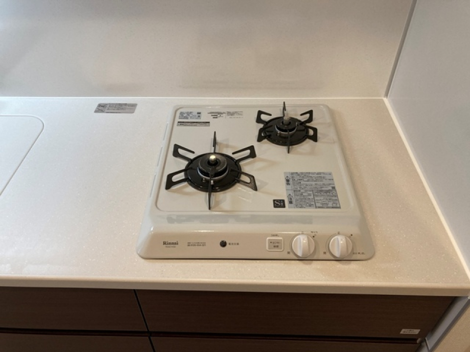 2口のガスコンロ付きです。白を基調としているので清潔感があります。
※写真は同タイプ住戸です。