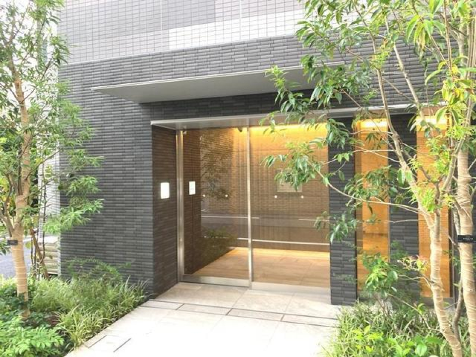 エントランスは緑を感じることができるので、季節によって変化します。楽しみですね。