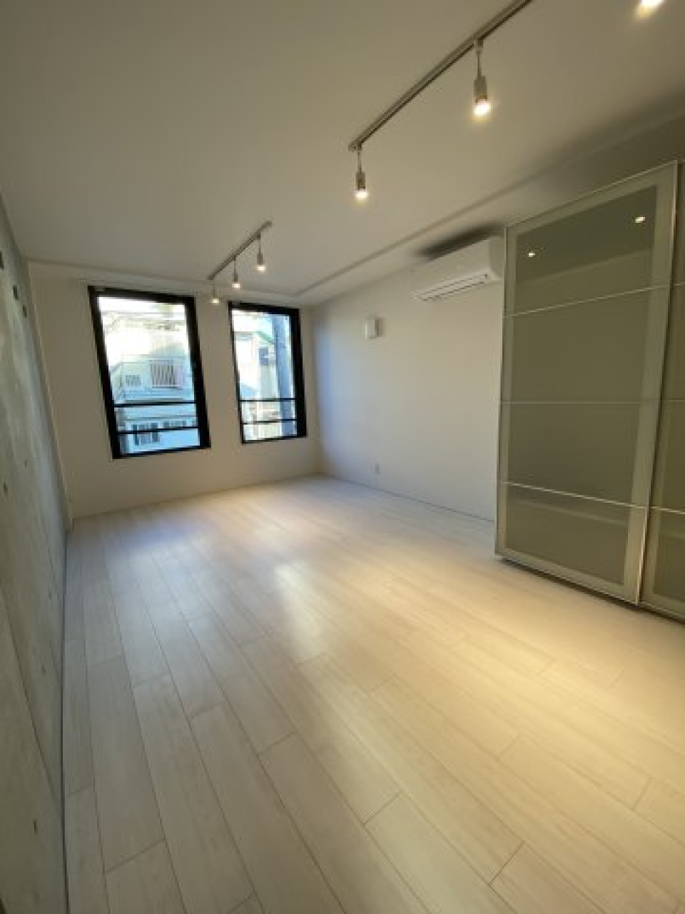 お部屋は10帖と、少し広めのタイプです。