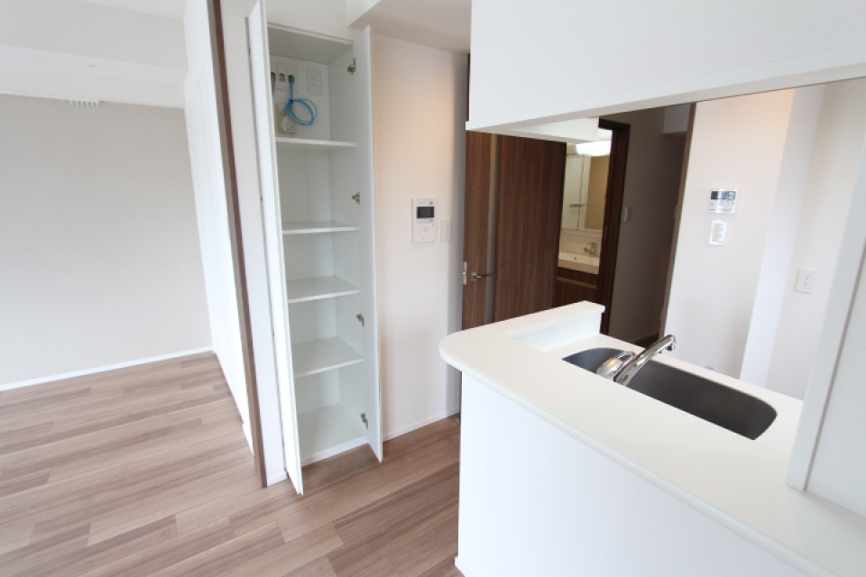 キッチン横には収納も完備。