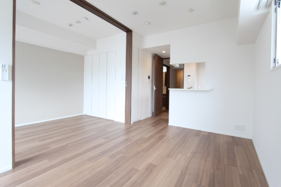 引戸を開放すると一体感のあるLD・ベッドルーム。