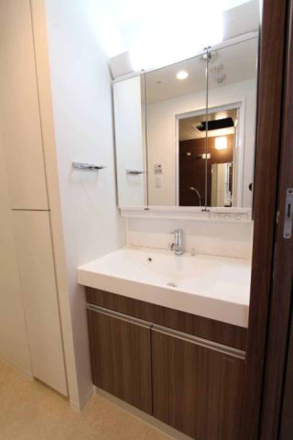 キッチンパネルと同じ色合いのパネルを使った洗面台です。