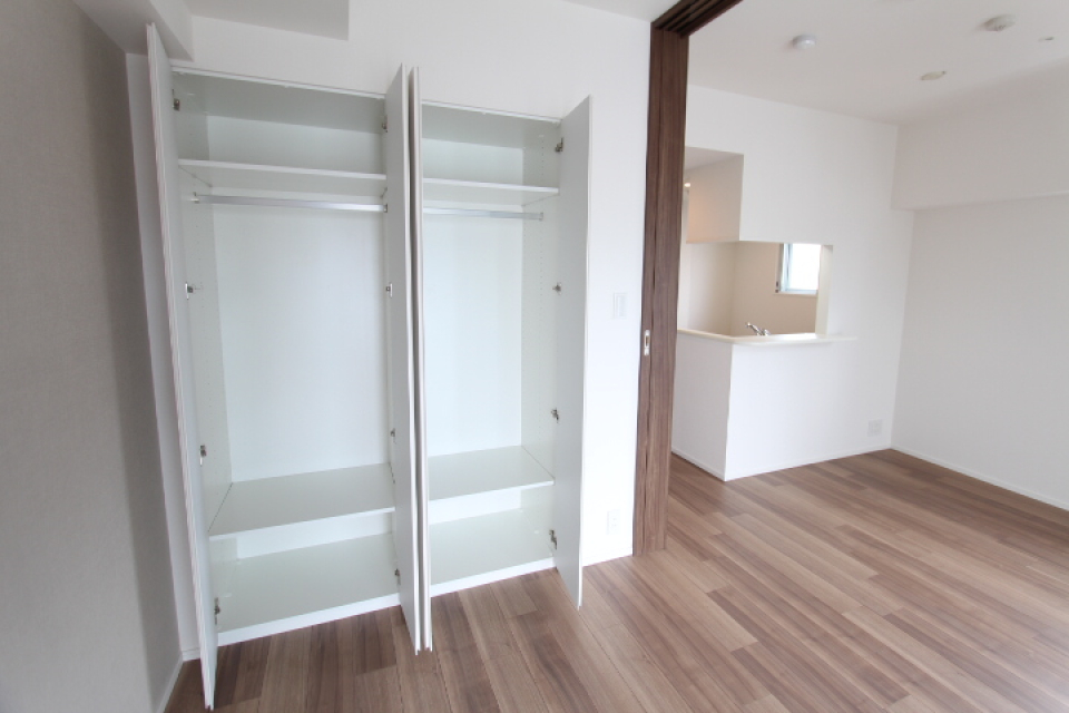 ベッドルームのクローゼットを開けた時の様子。