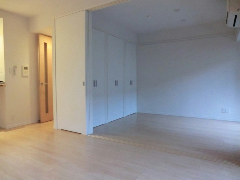 ５．６帖の洋室がお隣にあります。※参考写真