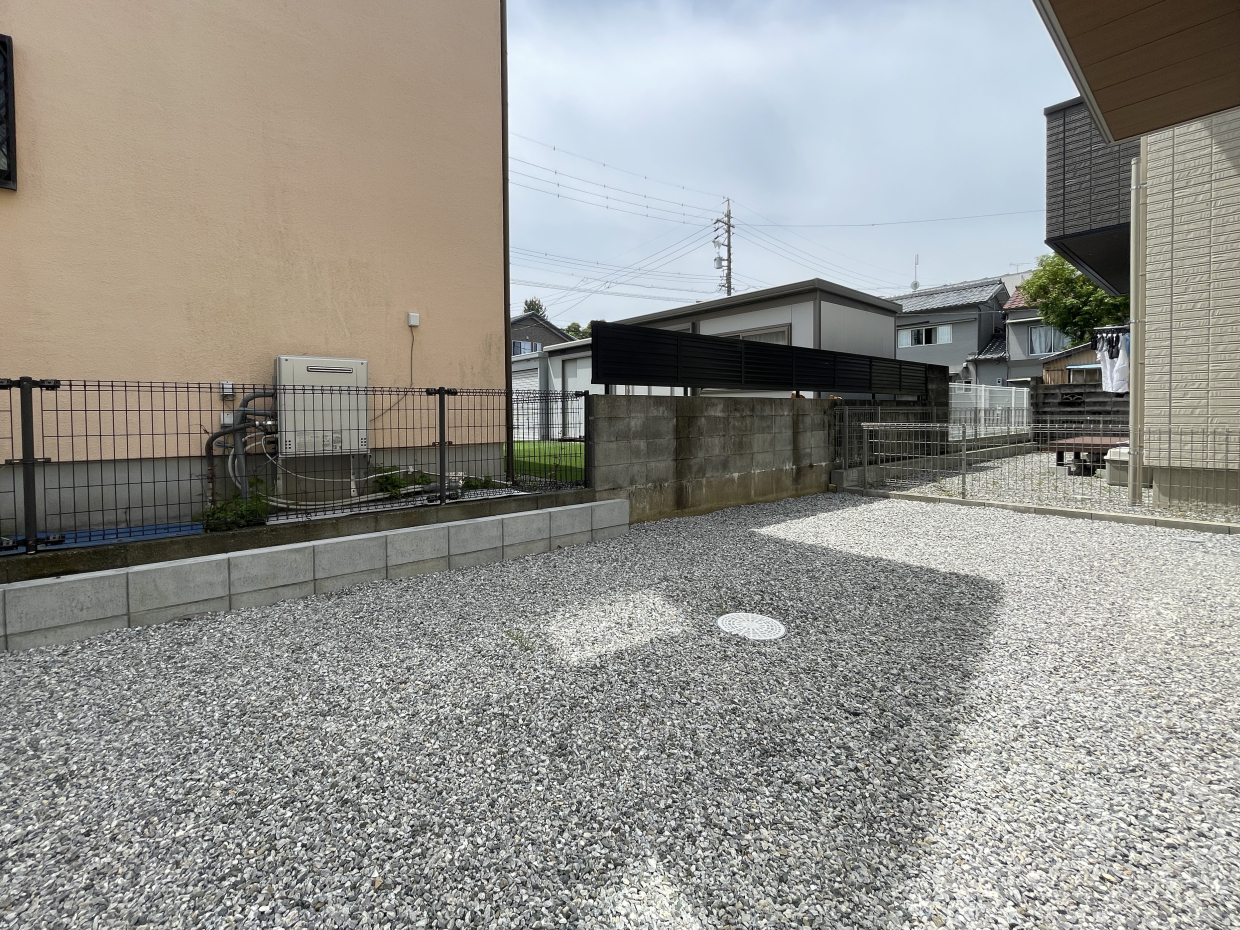 リビングから広い庭へ！ガーデニングやお子さんの遊び場に最適♪