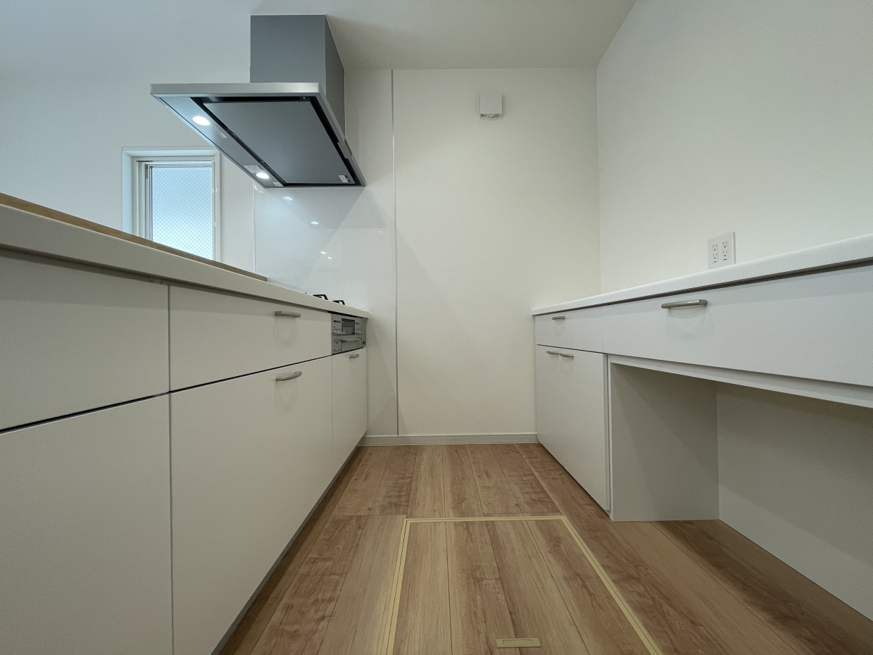 キッチンは後ろ側に収納棚もあるので便利