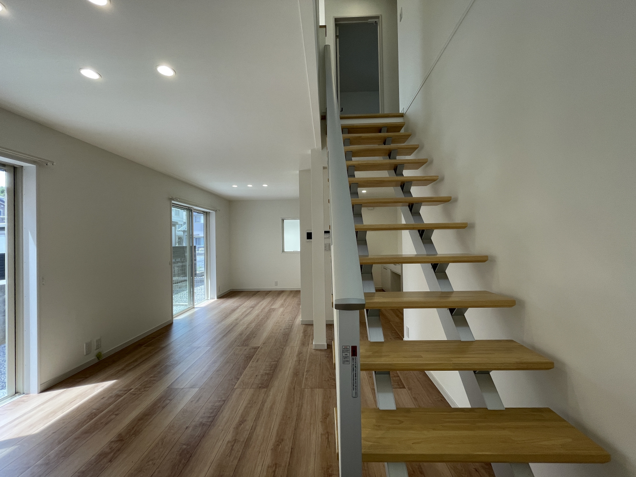 階段の横にはアクリルパネルが張ってあるので安全です。