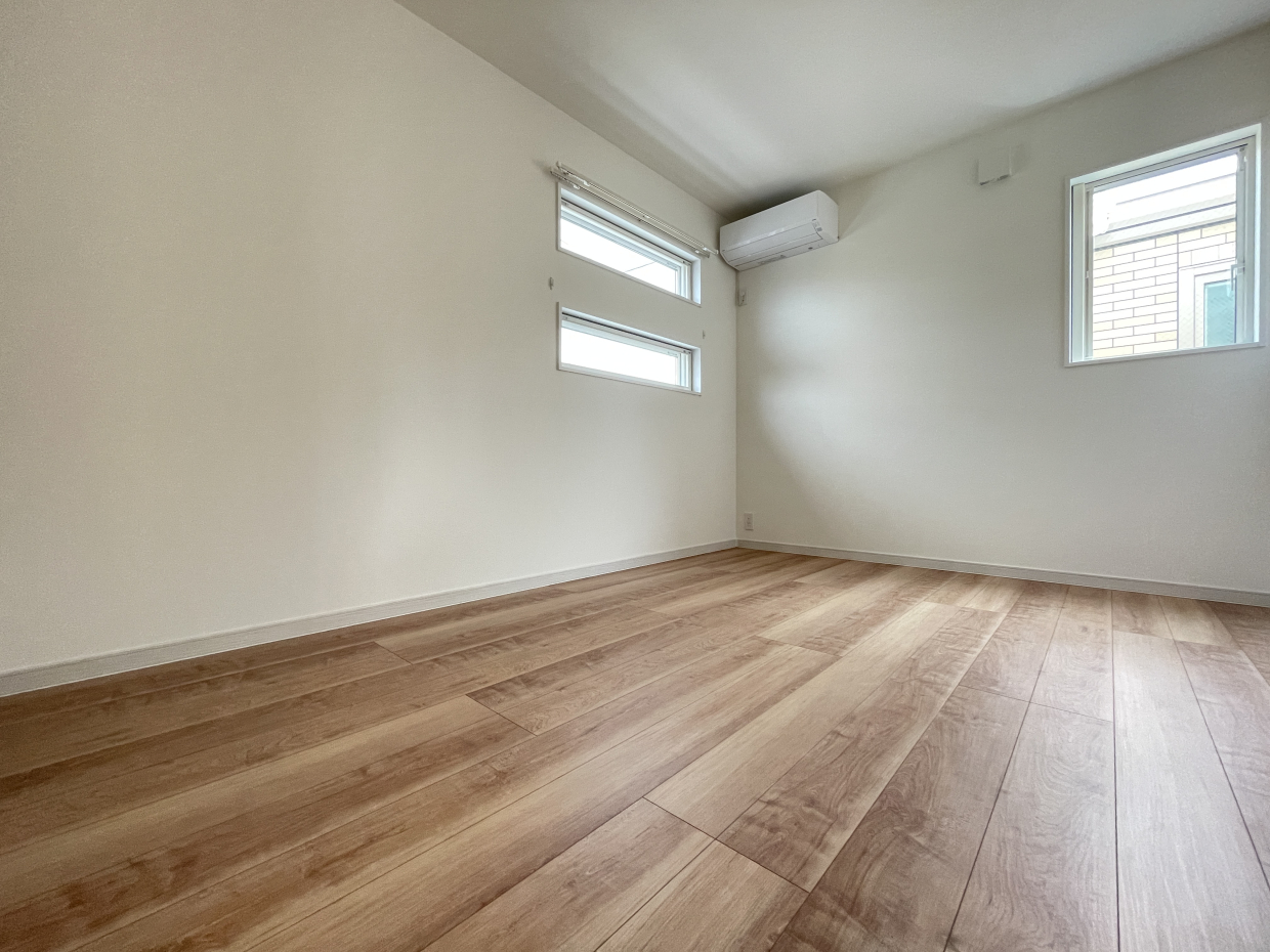 窓から差し込む優しい光で朝も爽やかに起きられそう