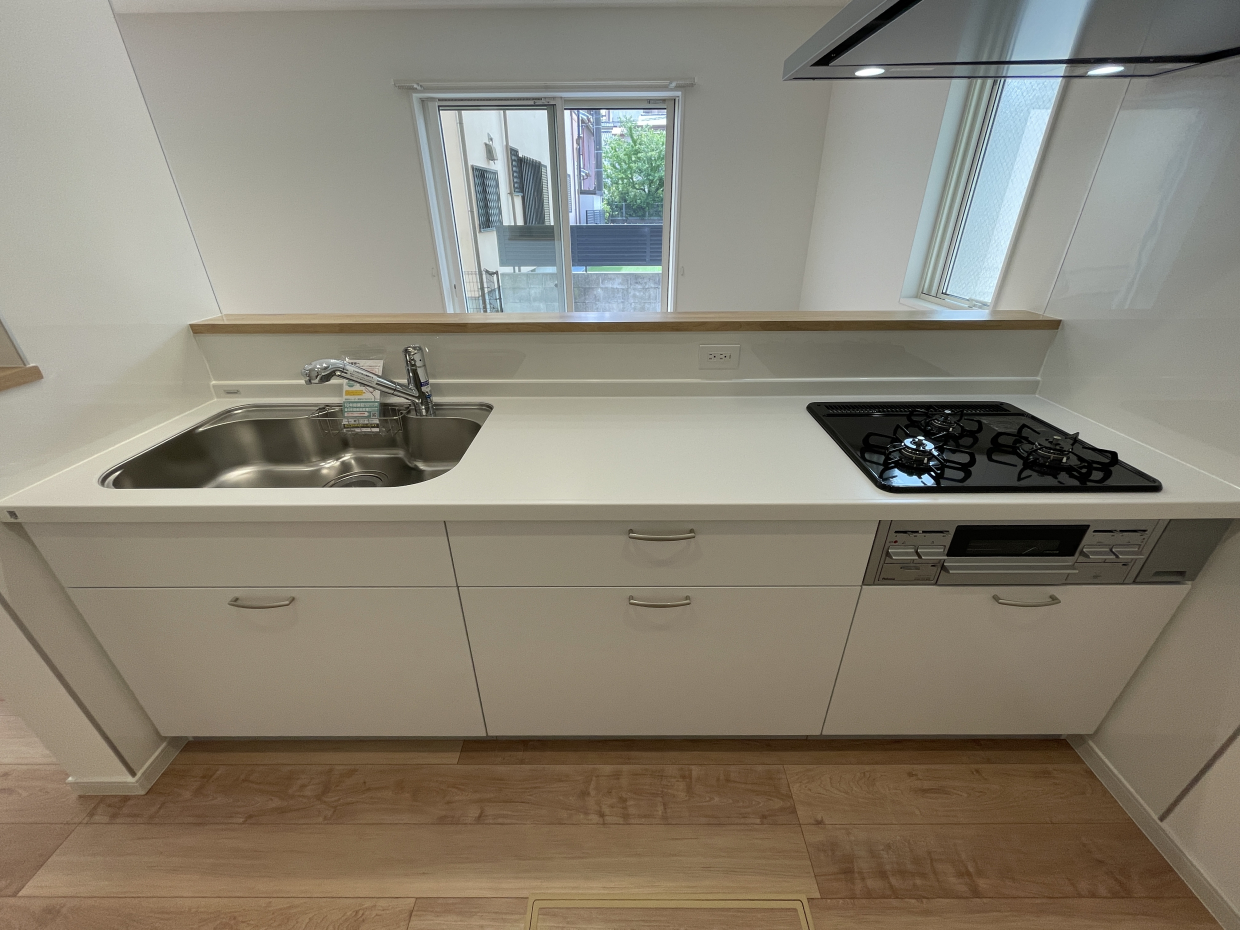 真っ白な対面キッチン！3口コンロなので料理もはかどりますね