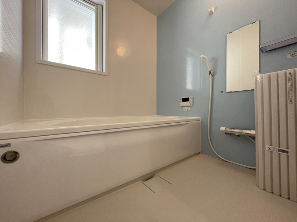 お風呂は優しいブルーのクロスで一日の疲れがとれそう