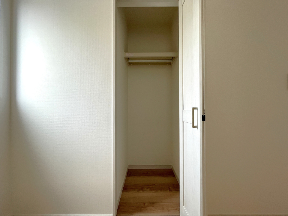 コンパクトなクローゼット付き