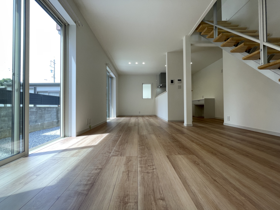 窓も大きく日差しが入るので明るいです