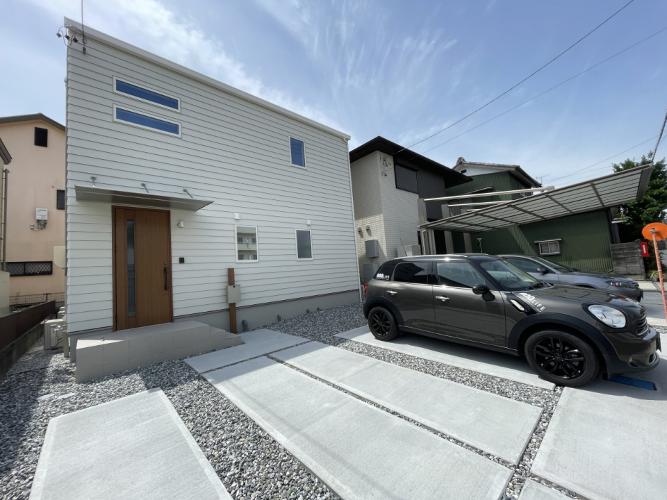 真っ白で四角い外観が青空に映えます