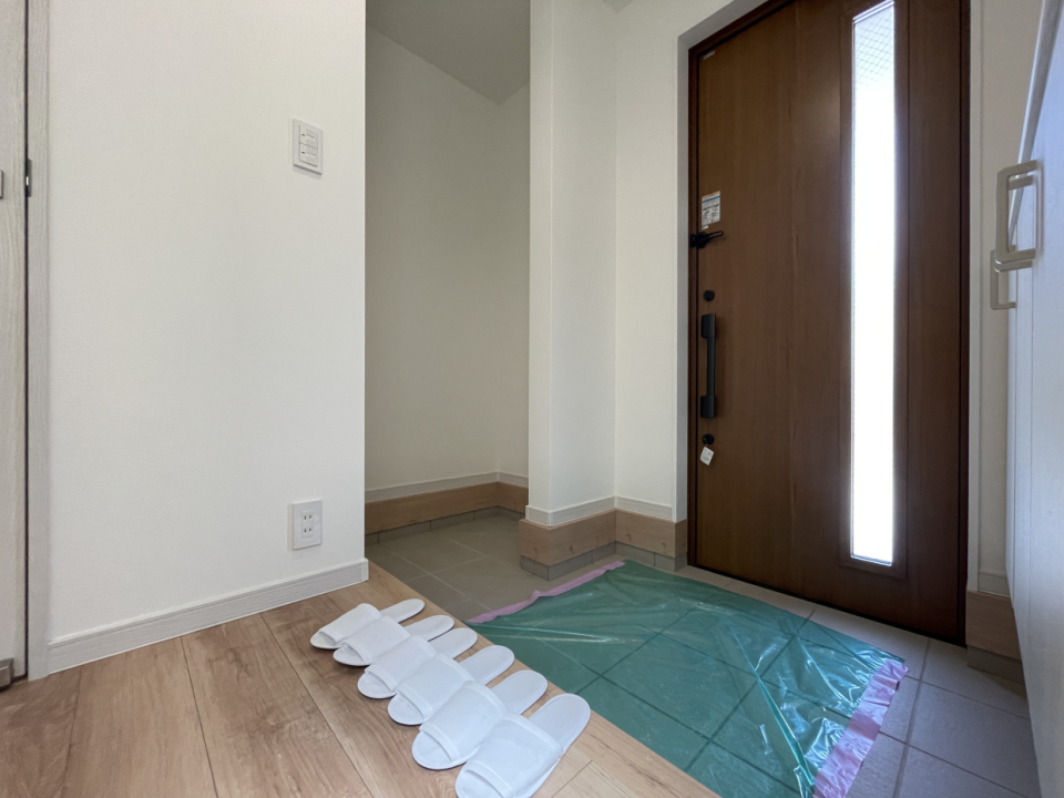 玄関の奥にちょっとしたスペースが。ベビーカーやゴルフバックなど置くのに便利。