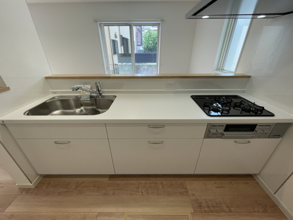 真っ白な対面キッチン！3口コンロなので料理もはかどりますね