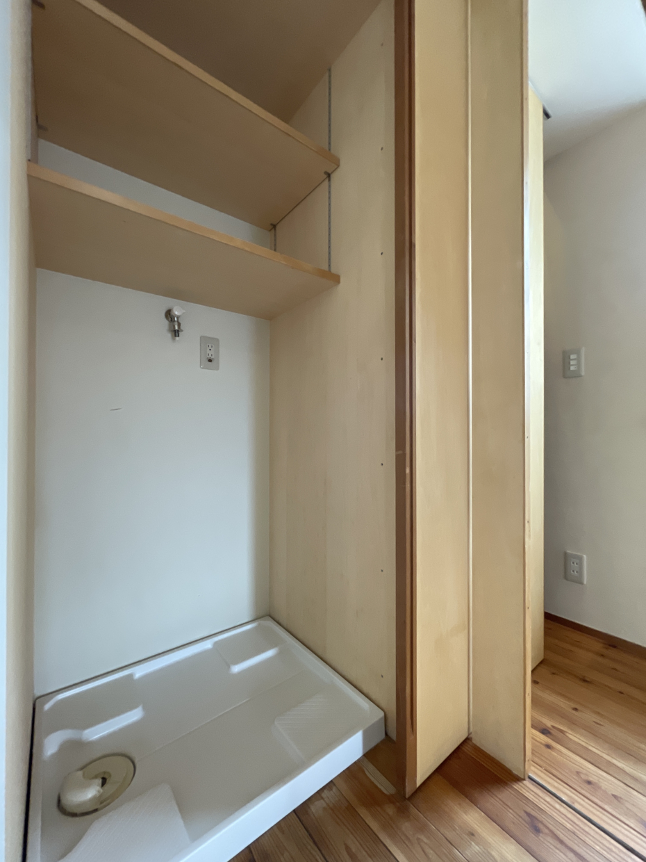 廊下に洗濯機置き場があります