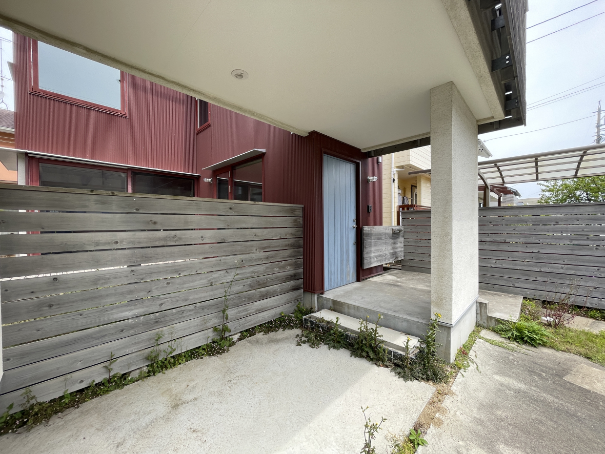 エントランスも広く屋根があるので自転車など置けそう