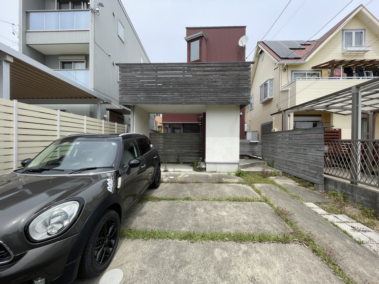 外観も個性的な戸建て。駐車は二台あります