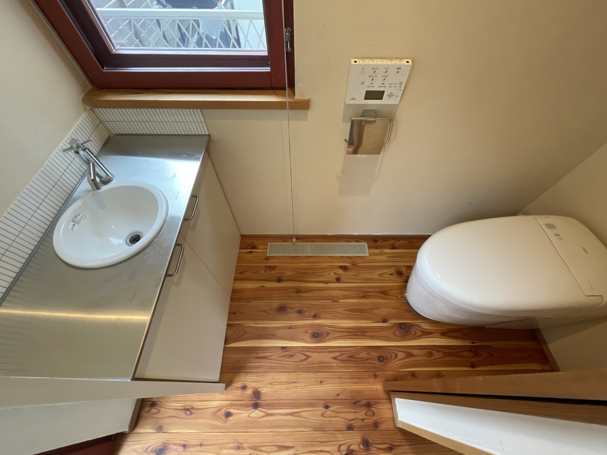 トイレは一階。手洗い付きが嬉しい