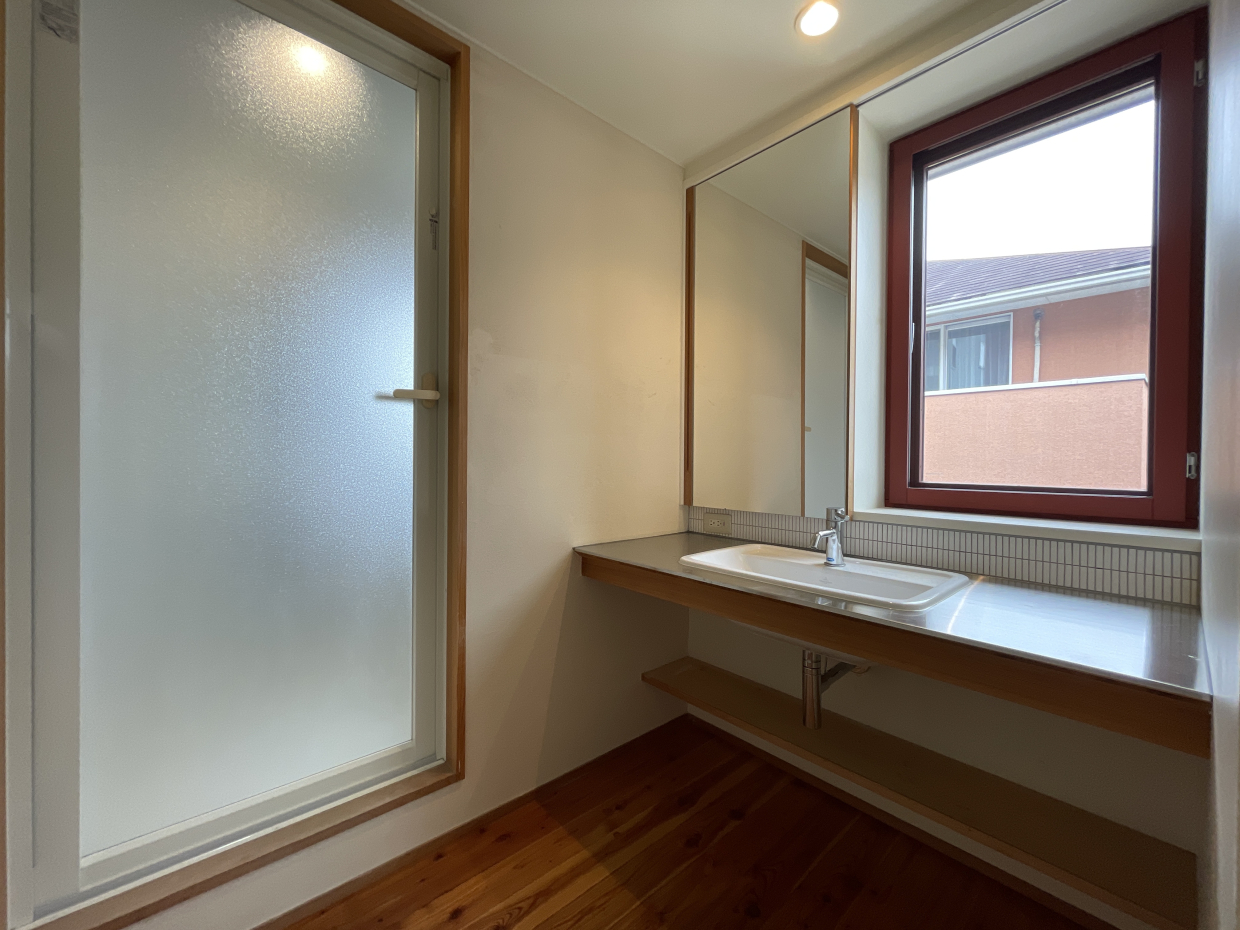 洗面所は二階に。窓もあって明るい