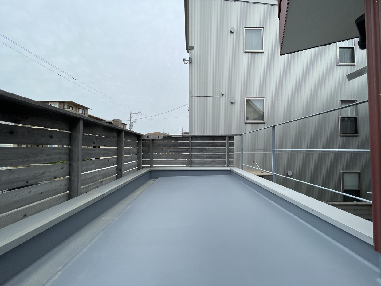 その下のドアを開けるとベランダに出れます。けっこう広い！