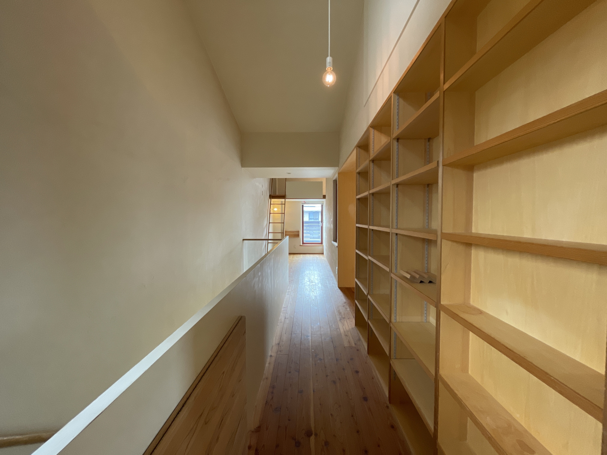 壁一面に備え付けの本棚があります