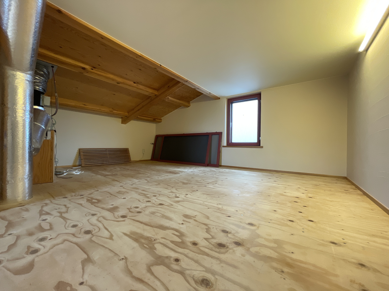 反対側の突き当りにも隠れるように階段があり、上るとロフトが！６帖あります