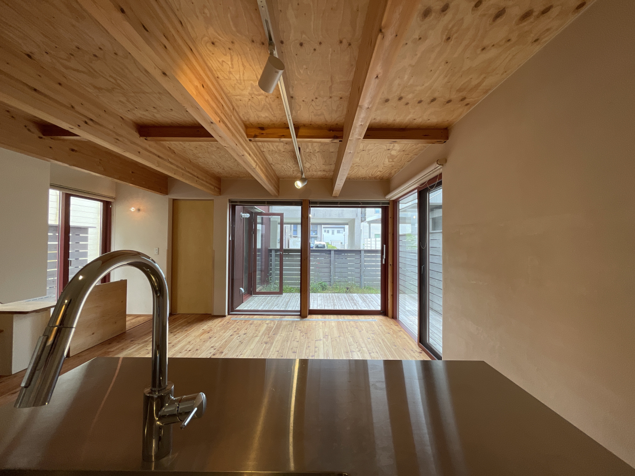 キッチンからリビング、ウッドデッキを見渡せます